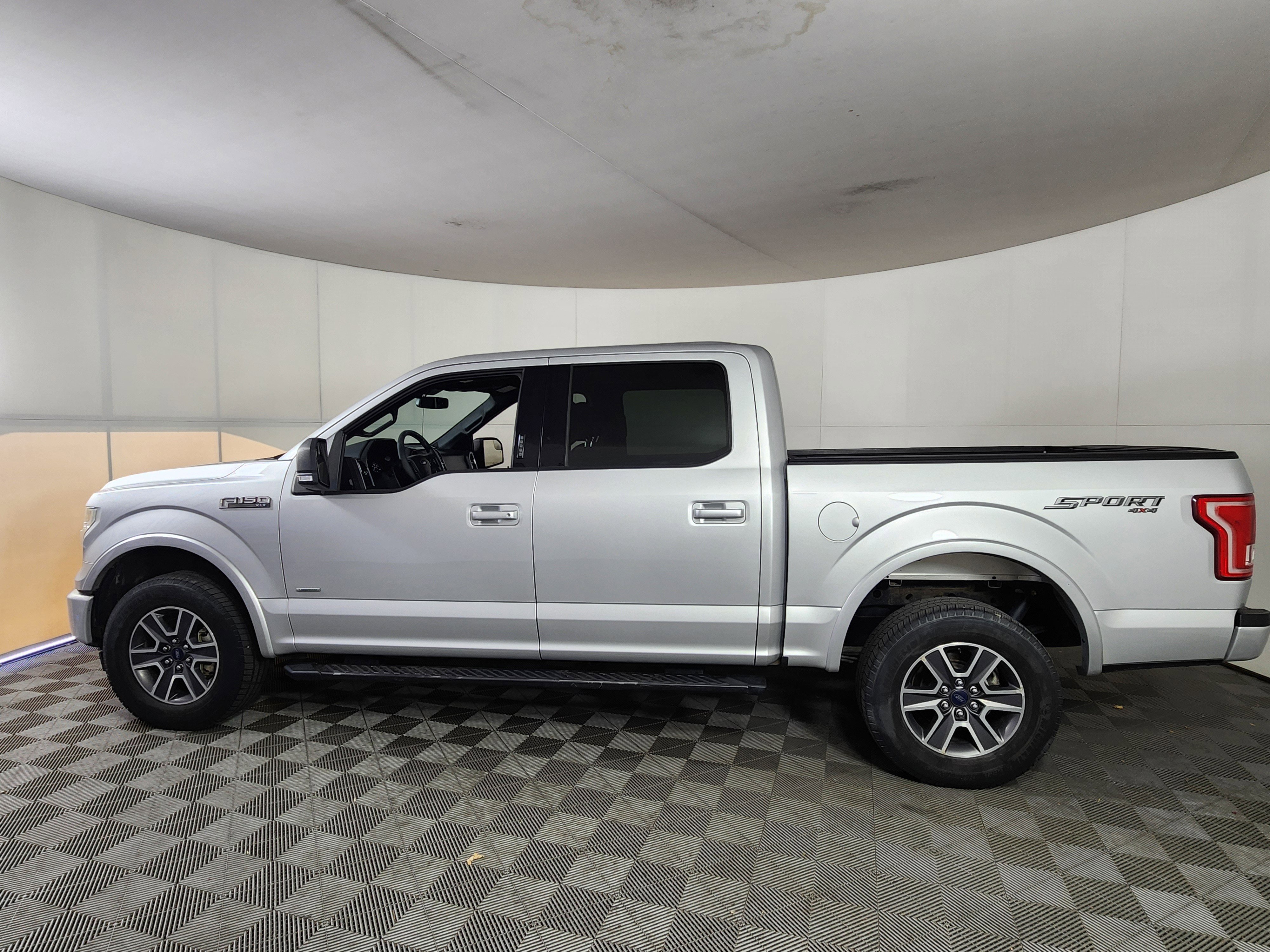 Used 2017 Ford F150 XLT w/ Equipment Group 302A Luxury image 4