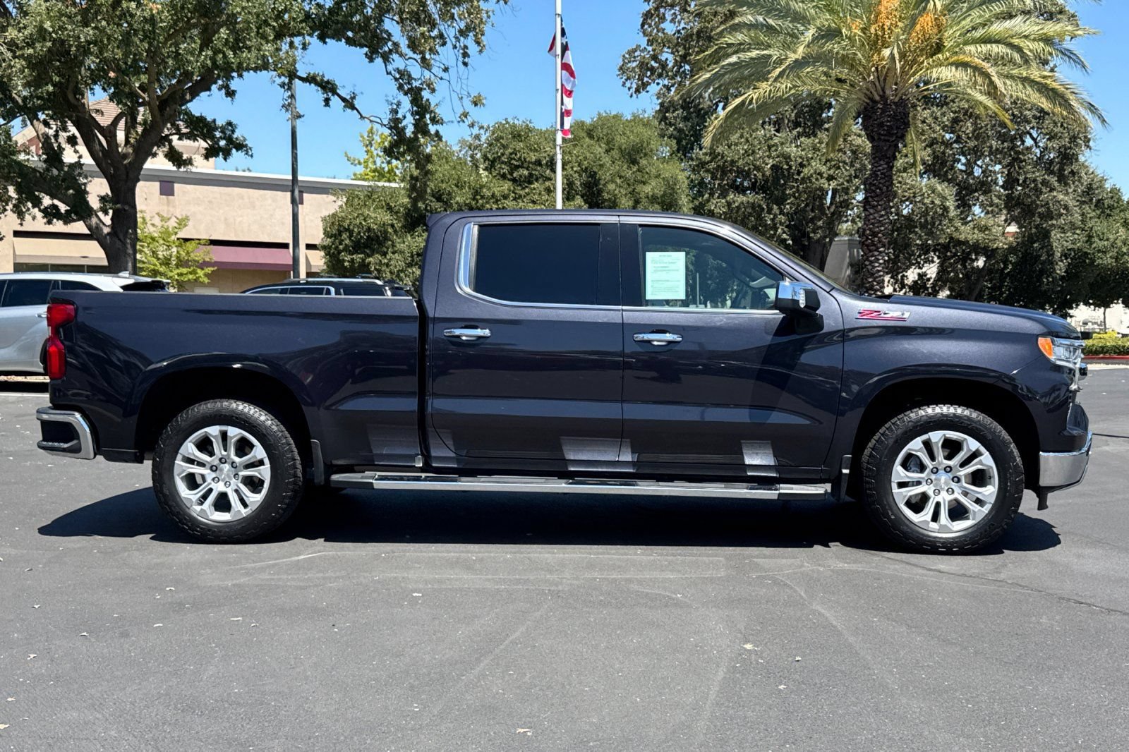 Used 2022 Chevrolet Silverado 1500 LTZ AWD/4WD image 2