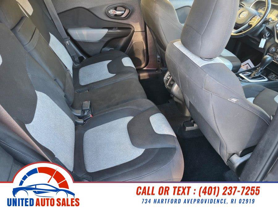 Used 2014 Jeep Cherokee Latitude w/ Cold Weather Group AWD/4WD image 12