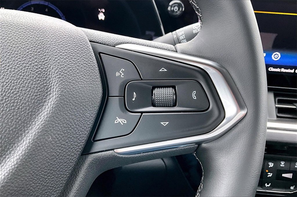 Used 2025 Chevrolet Trax ACTIV w/ Sunroof Package image 17