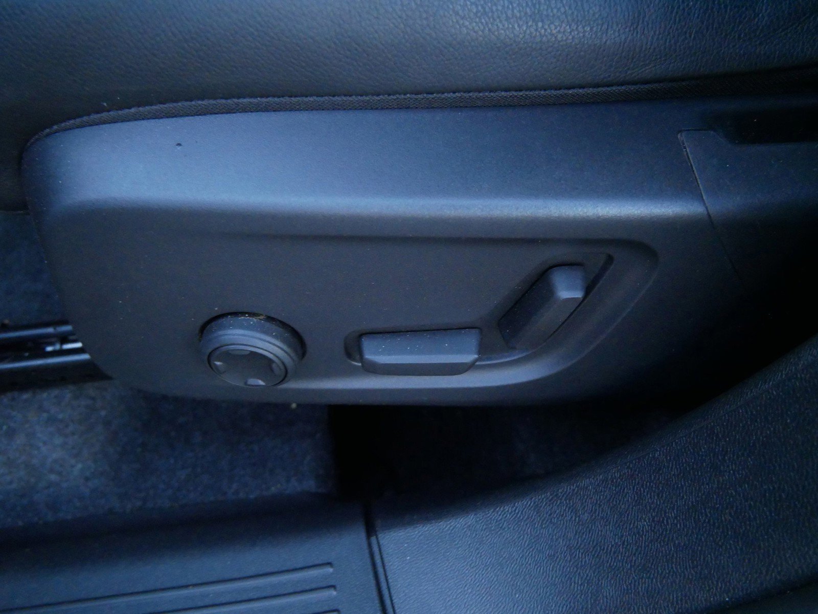 Used 2025 Volvo XC40 B5 Plus image 14