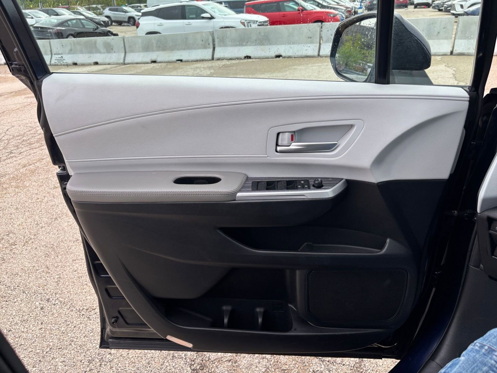 Used 2025 Toyota Sienna XLE FWD image 18