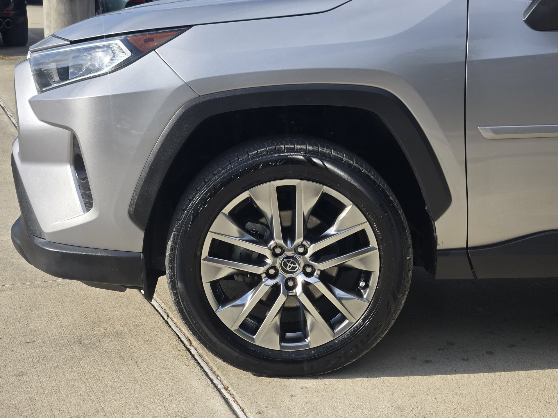 Used 2020 Toyota RAV4 XLE Premium FWD image 10