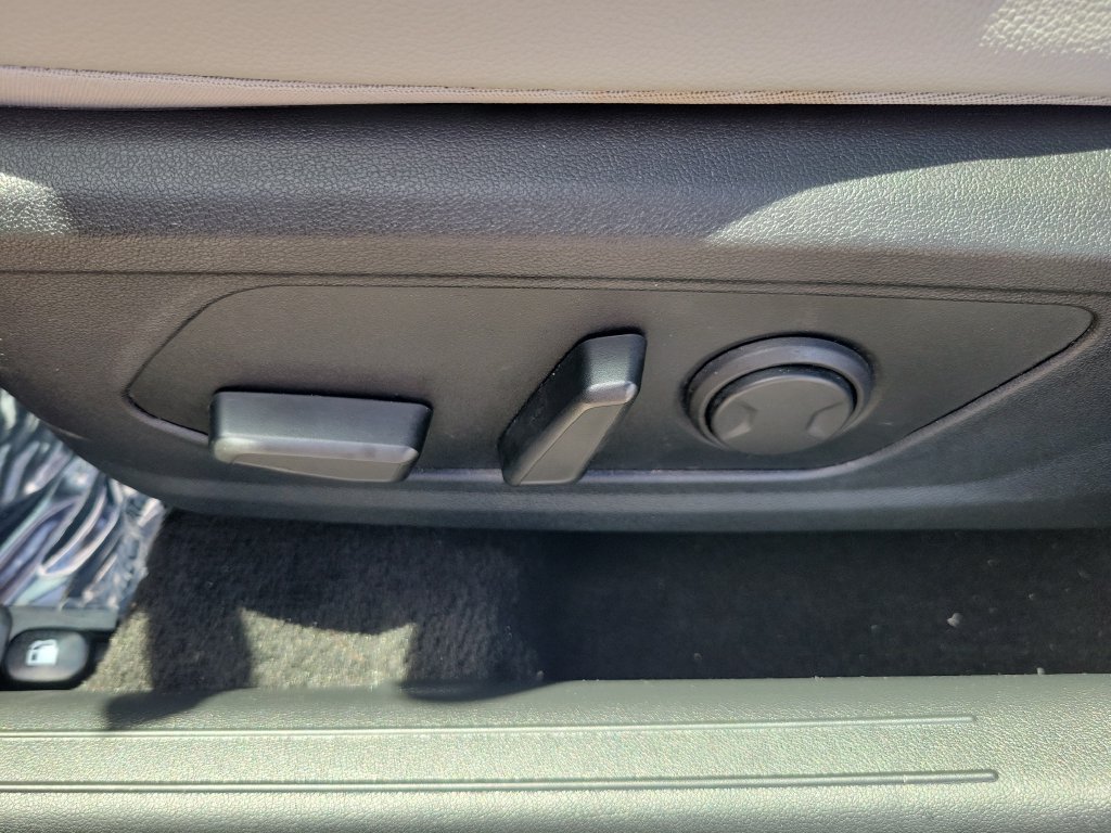Used 2023 Hyundai Elantra Limited FWD image 16