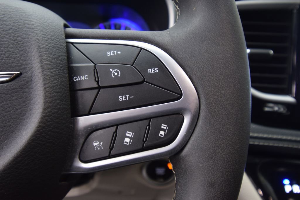 Used 2022 Chrysler Pacifica Touring-L image 36