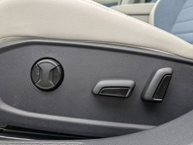 Certified 2025 Volkswagen Jetta SE FWD image 19