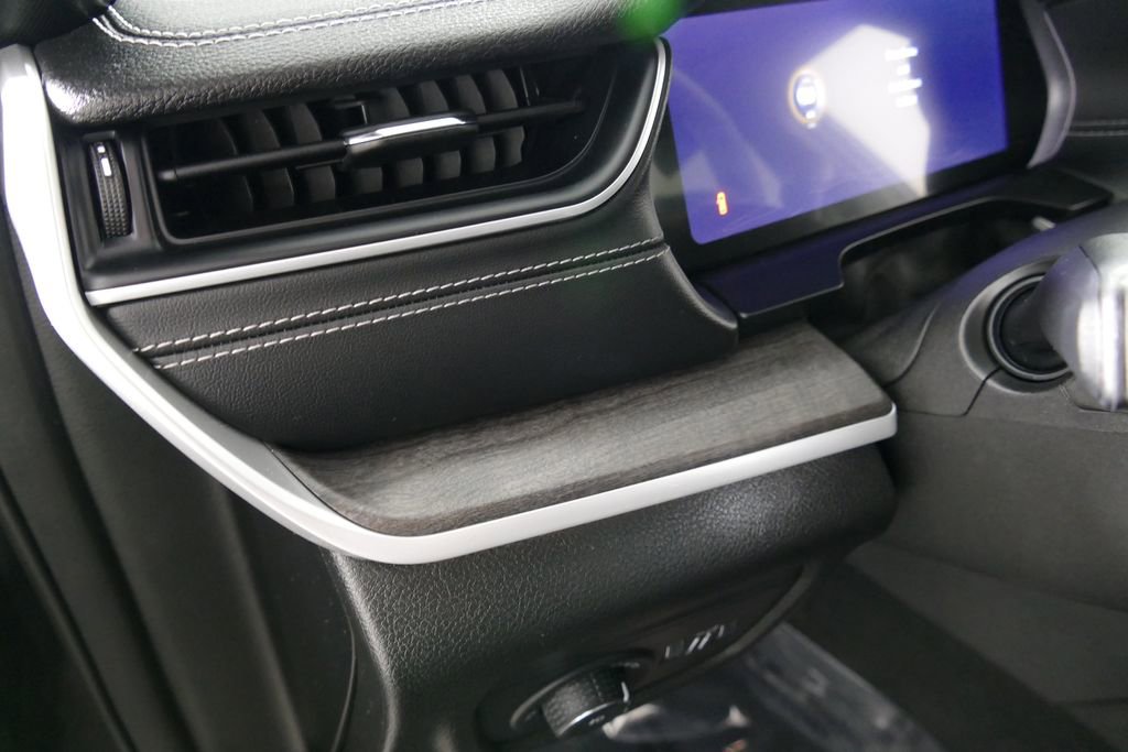 Used 2024 Jeep Grand Cherokee Limited w/ Black Appearance Package image 18