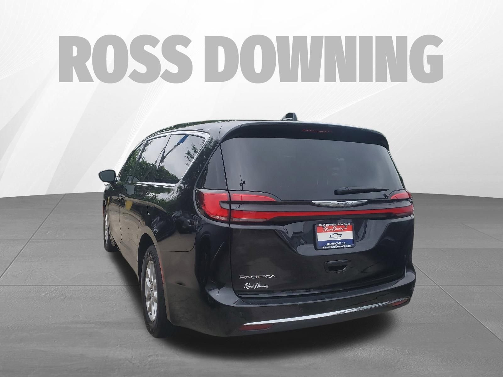 Used 2025 Chrysler Pacifica Select FWD image 6