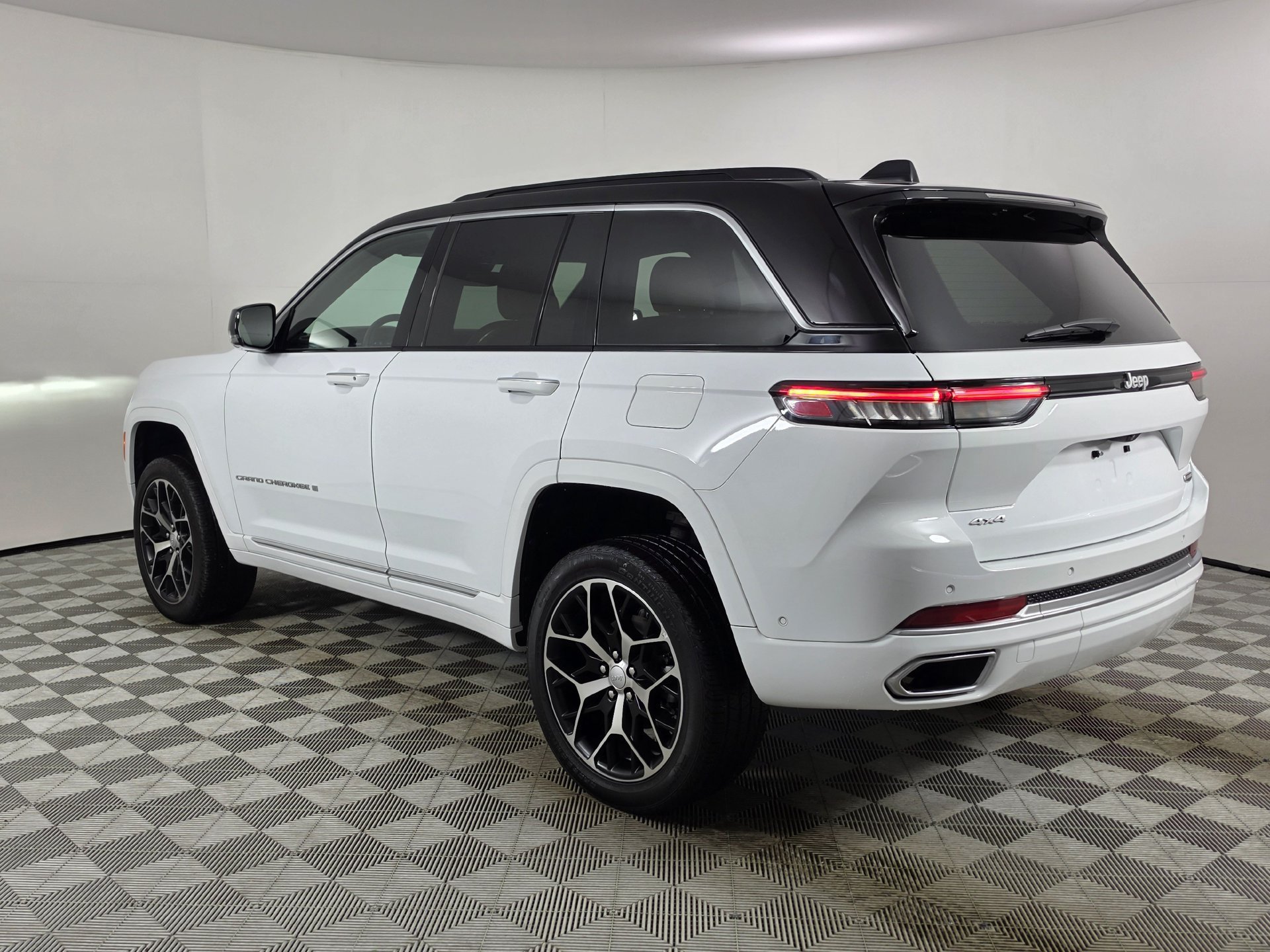 Used 2024 Jeep Grand Cherokee Summit AWD/4WD image 44