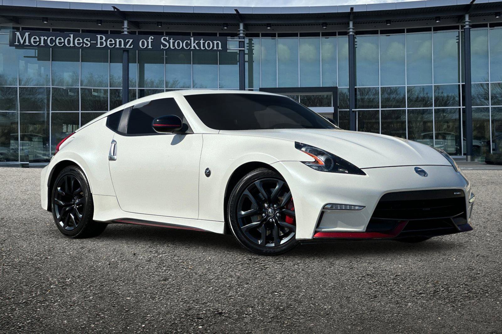 Used 2016 Nissan 370Z NISMO image 2