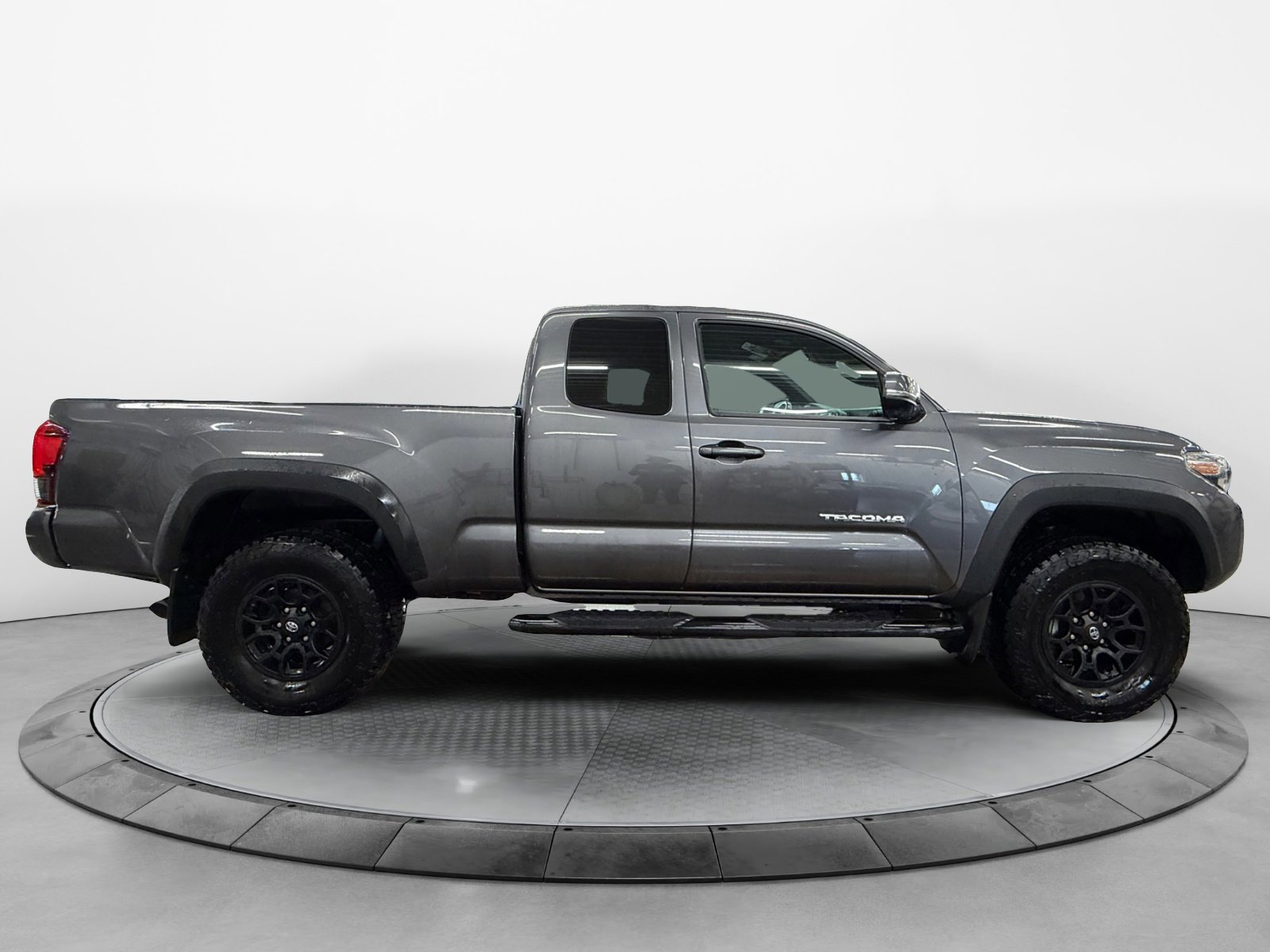 Used 2019 Toyota Tacoma TRD Off-Road image 2