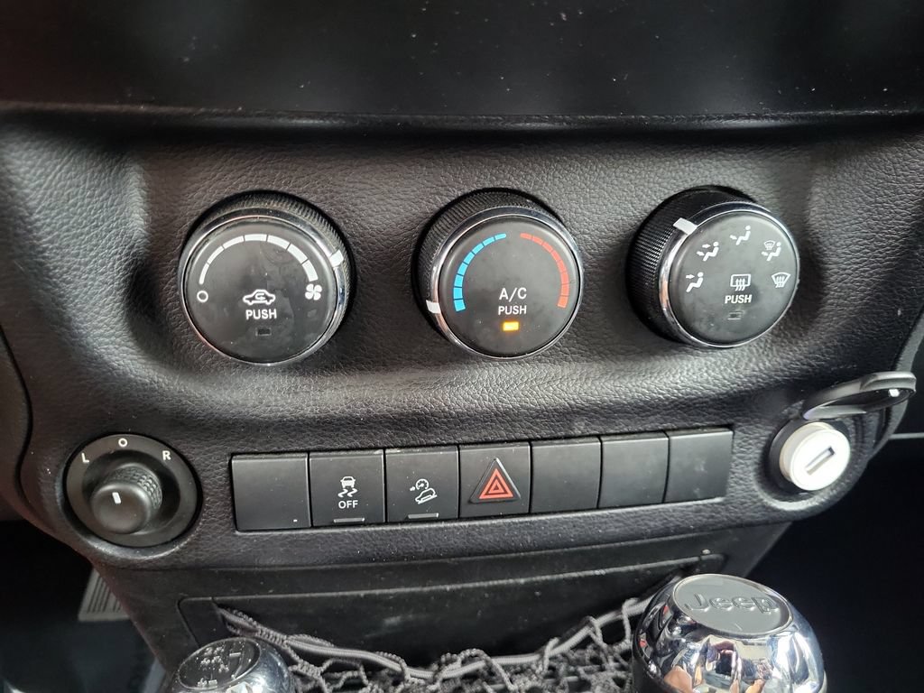 Used 2013 Jeep Wrangler Unlimited Sport AWD/4WD image 31