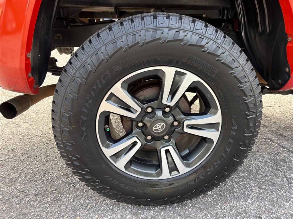 Used 2018 Toyota Tacoma TRD Sport AWD/4WD image 26