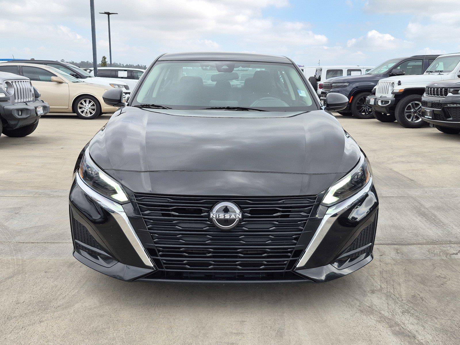 Used 2025 Nissan Altima 2.5 SV FWD image 2