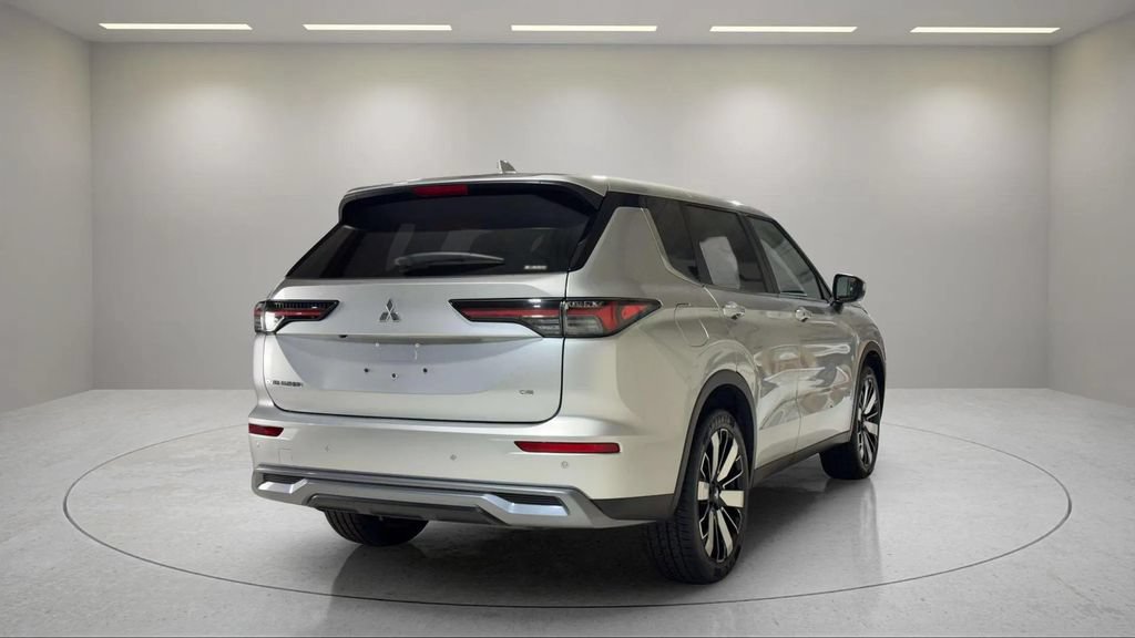 Used 2025 Mitsubishi Outlander SE AWD/4WD image 3