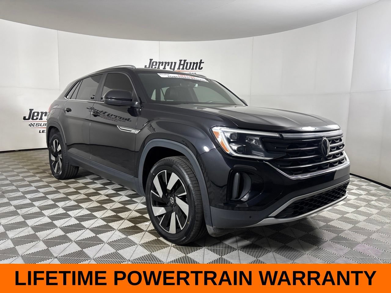 Used 2024 Volkswagen Atlas Cross Sport SE w/ Panoramic Sunroof Package FWD image 4