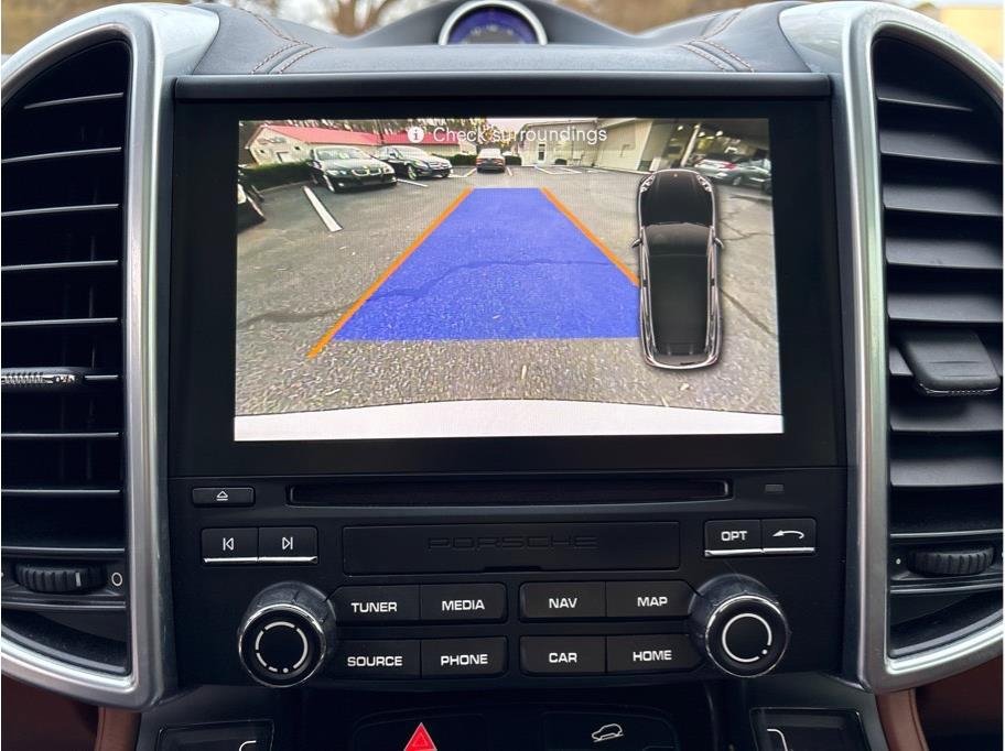 Used 2017 Porsche Cayenne Platinum Edition image 28