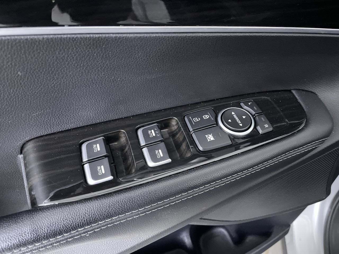 Used 2020 Kia Sorento LX AWD/4WD image 12