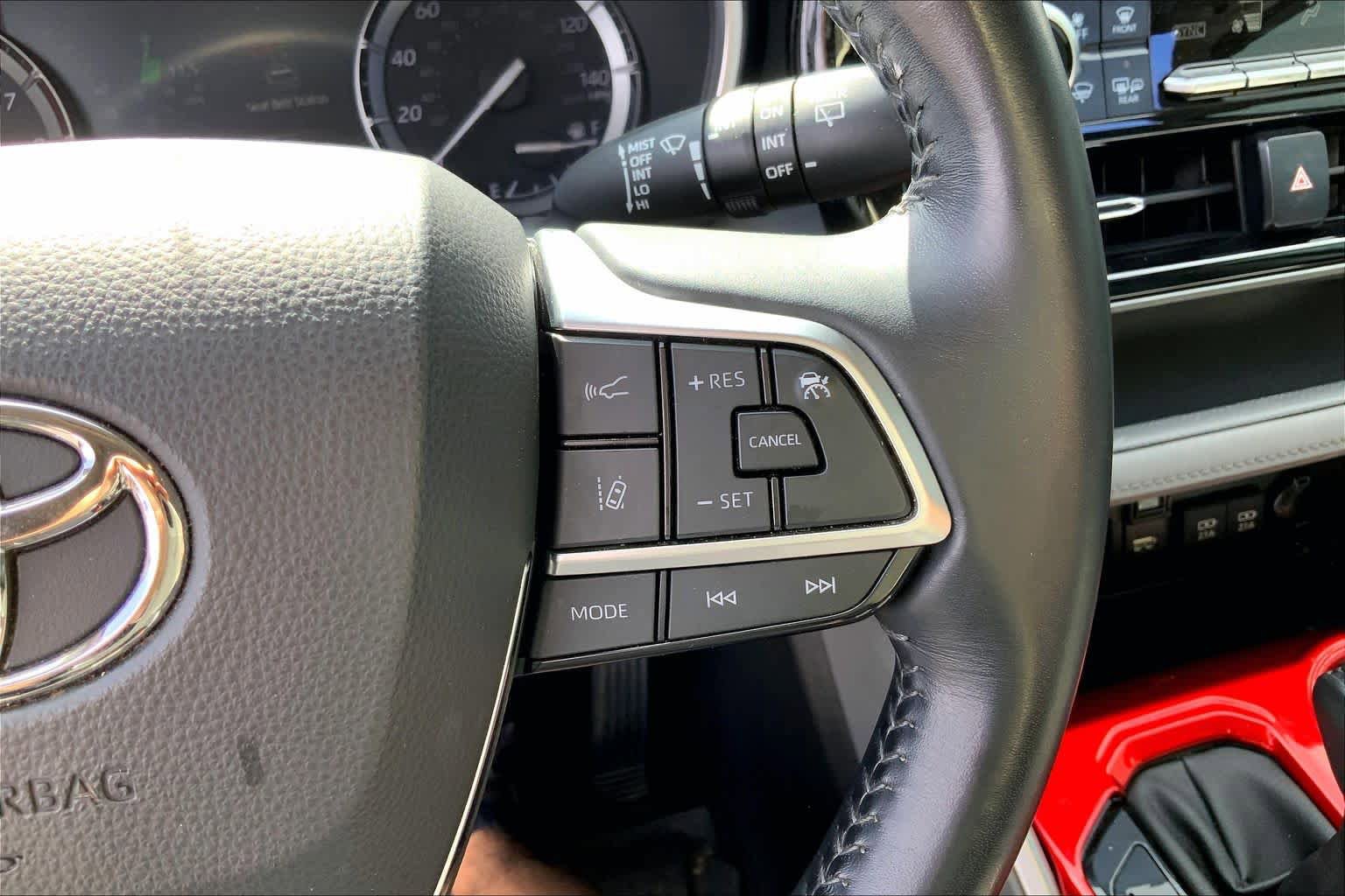 Used 2021 Toyota Highlander XLE FWD image 25