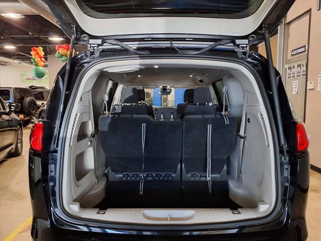 Used 2024 Chrysler Voyager LX image 10
