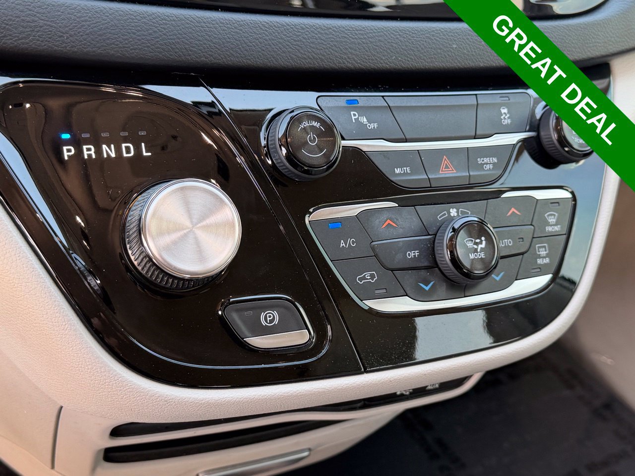 Used 2018 Chrysler Pacifica Touring-L FWD image 28