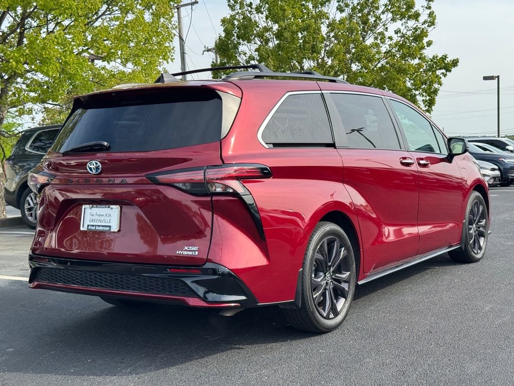 Used 2022 Toyota Sienna XSE image 3