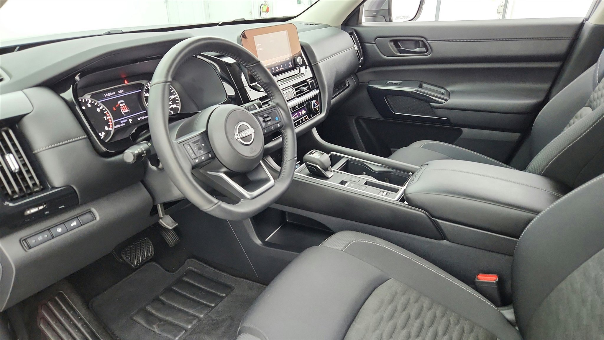 Used 2025 Nissan Pathfinder SV image 31