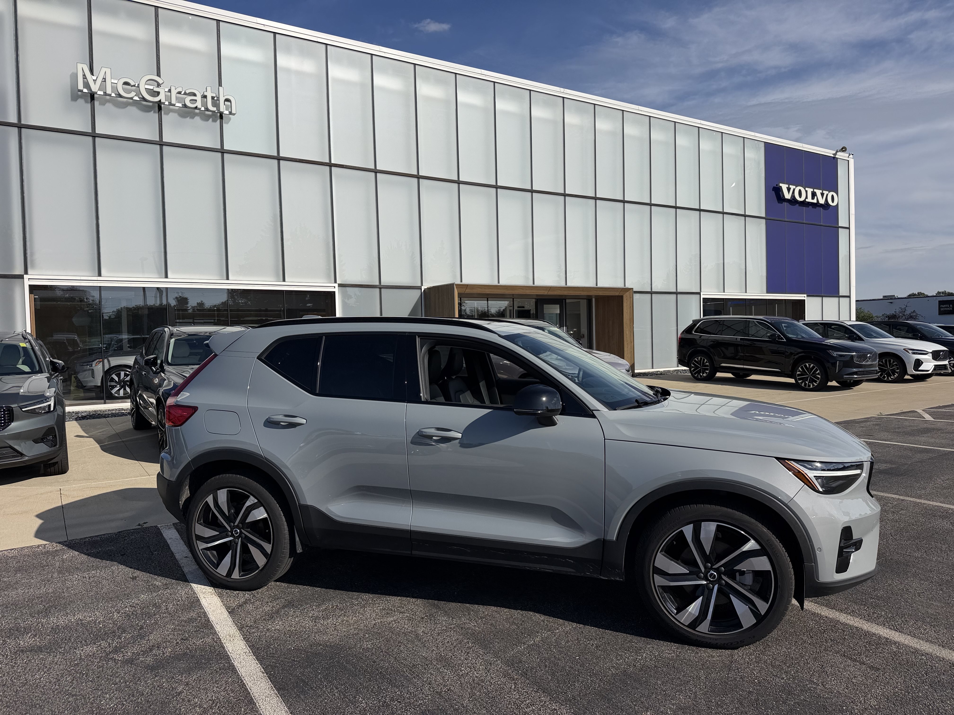 Used 2024 Volvo XC40 B5 Ultimate w/ Protection Package Premier AWD/4WD image 3