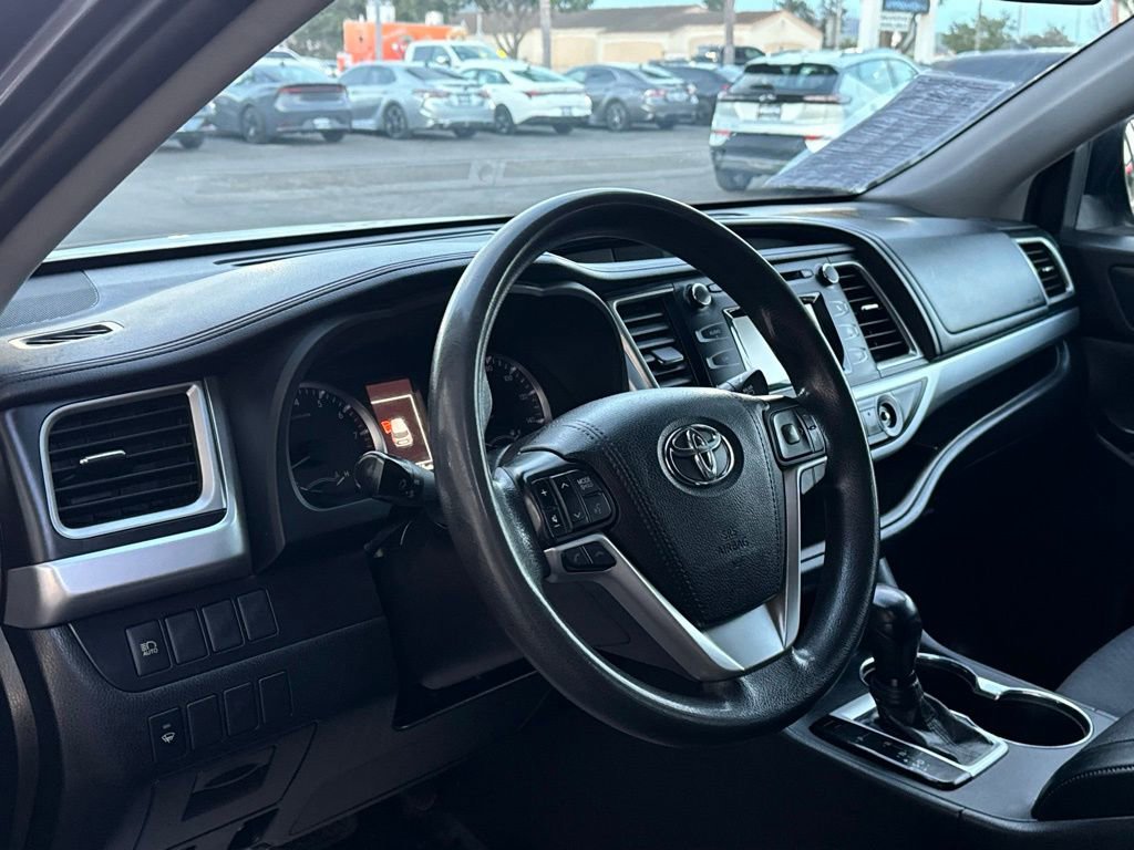 Used 2018 Toyota Highlander LE w/ Carpet Mat Package (TMS) FWD image 10