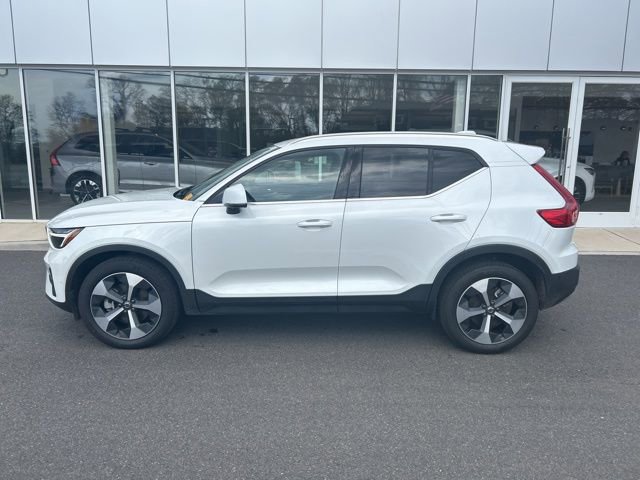 Certified 2025 Volvo XC40 B5 Plus AWD/4WD image 2
