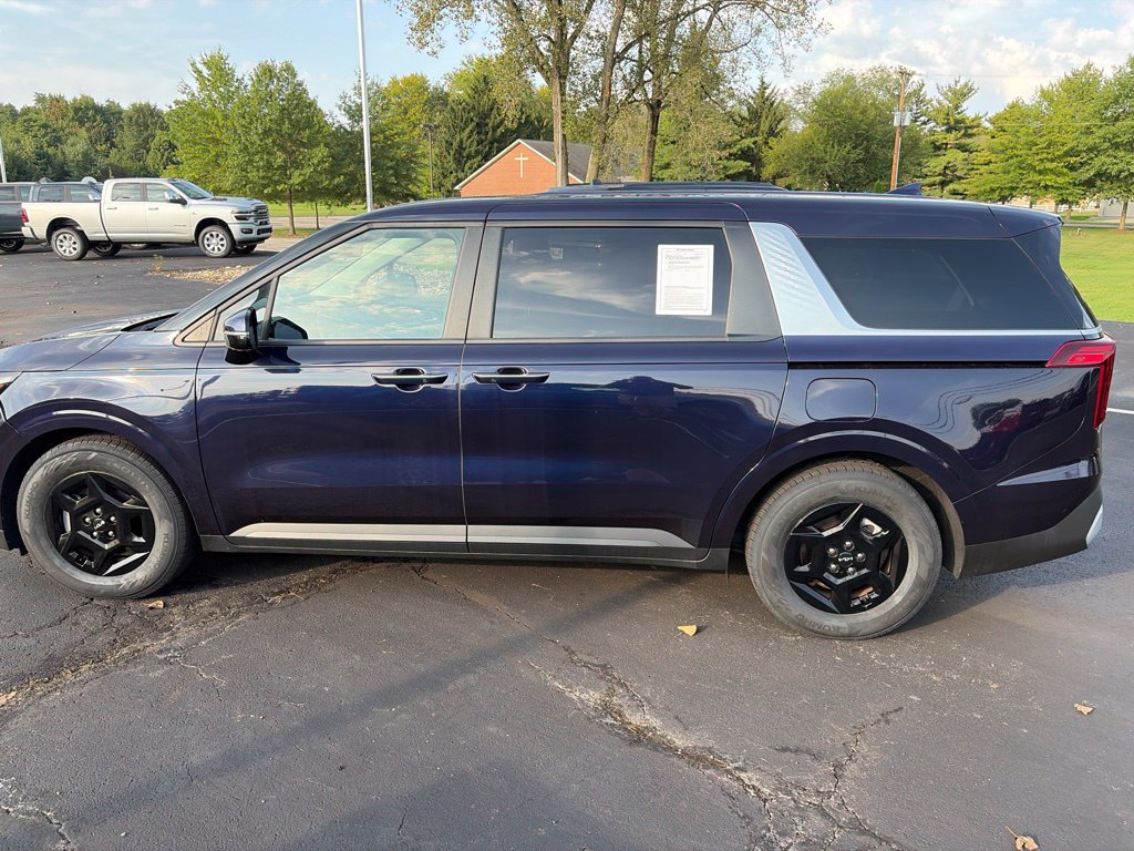 Used 2025 Kia Carnival FWD image 11