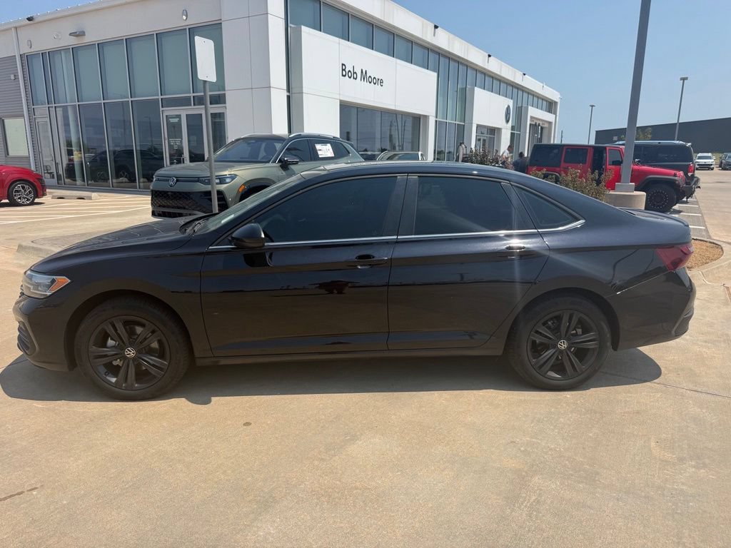Certified 2023 Volkswagen Jetta SE w/ Panoramic Sunroof Package FWD image 2