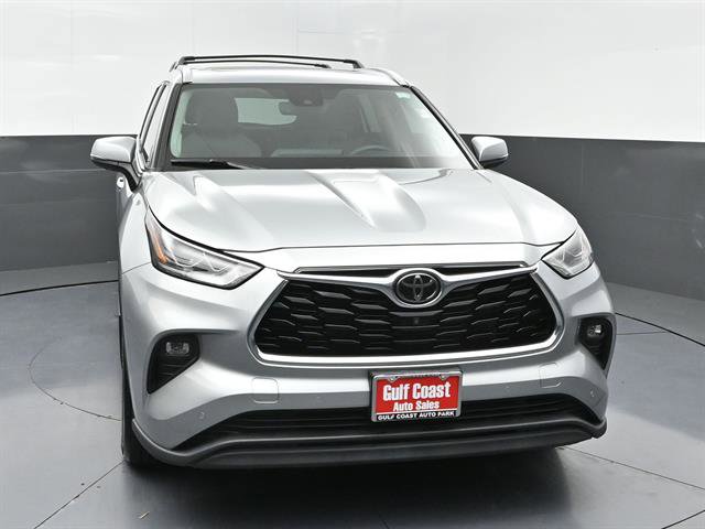 Used 2021 Toyota Highlander Limited FWD image 3