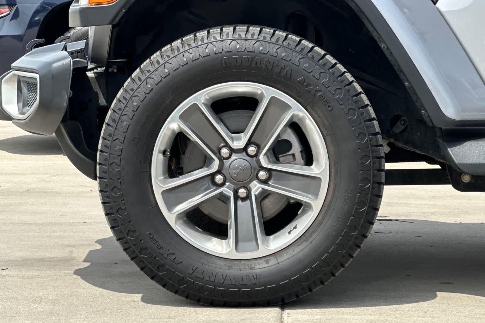 Used 2018 Jeep Wrangler Unlimited Sahara AWD/4WD image 36