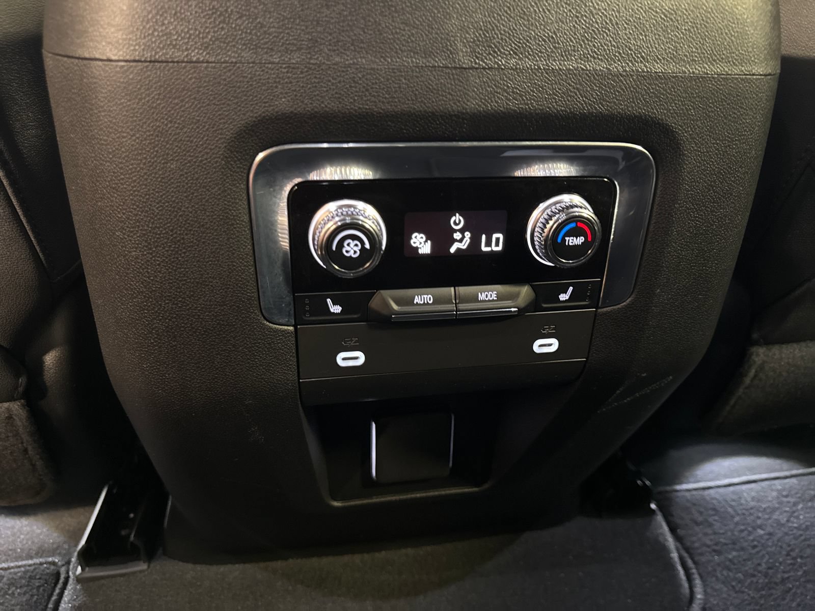 Used 2023 GMC Yukon SLT w/ SLT Premium Package AWD/4WD image 27