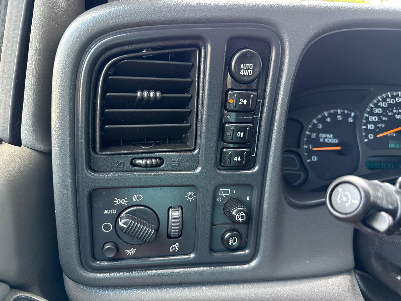 Used 2004 Chevrolet Suburban 2500 LT w/ Preferred Equipment Group AWD/4WD image 4