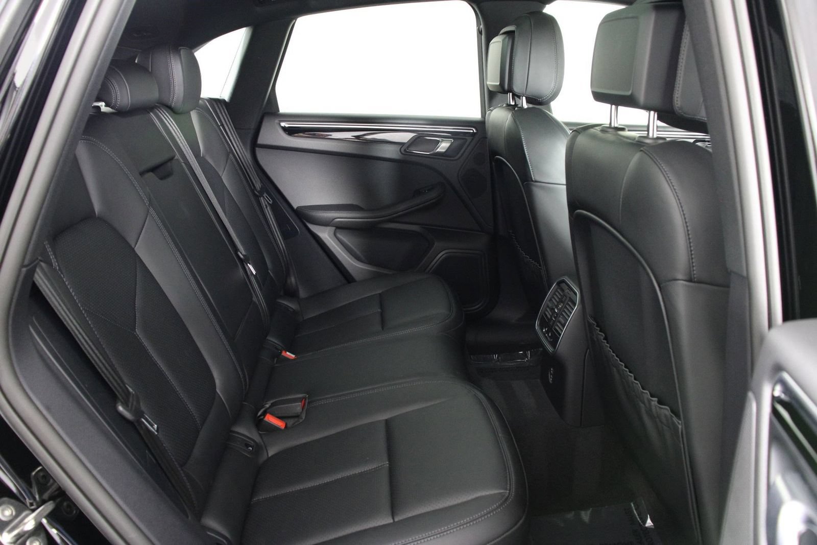 Certified 2026 Porsche Macan image 32
