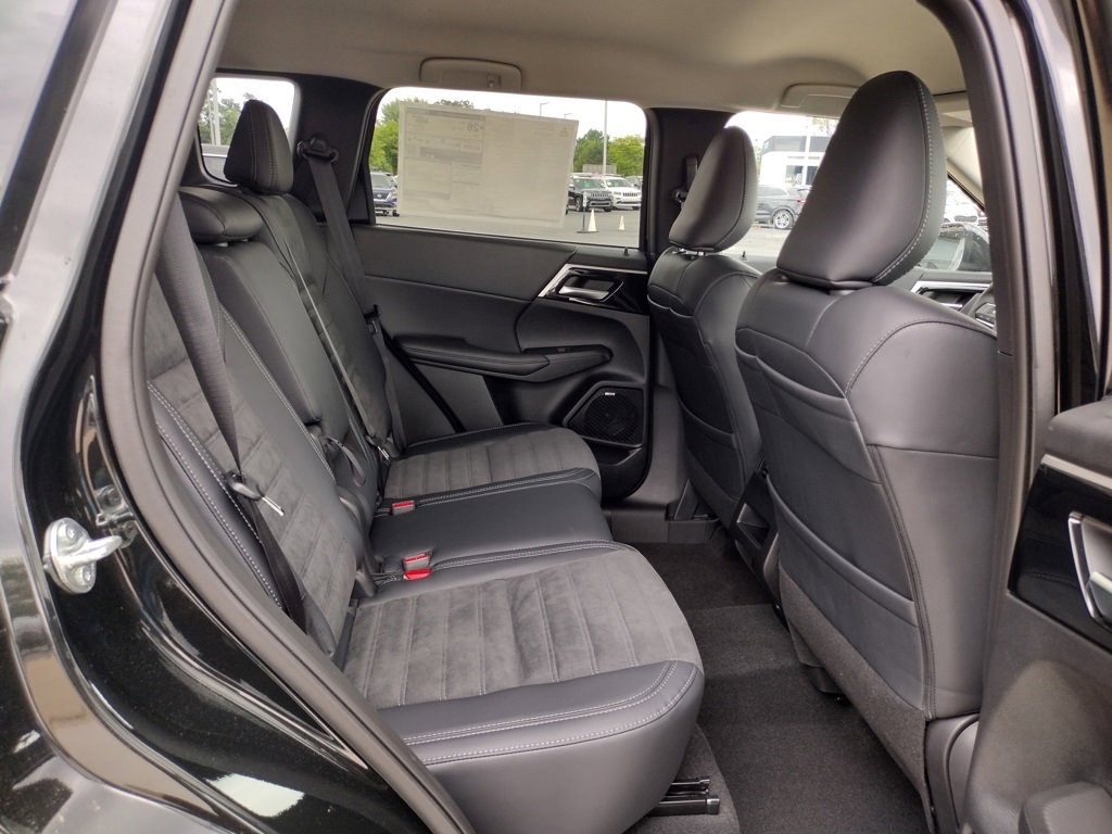 New 2025 Mitsubishi Outlander SE image 10