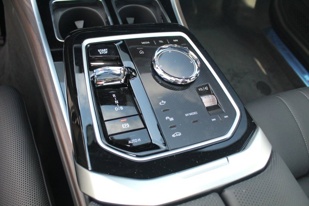 New 2026 BMW i7 xDrive60 w/ Premium Package AWD/4WD image 14