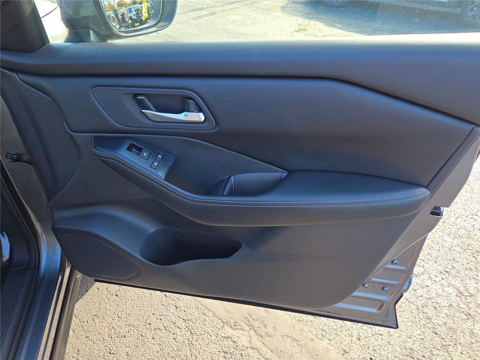 Used 2024 Nissan Rogue SV image 6