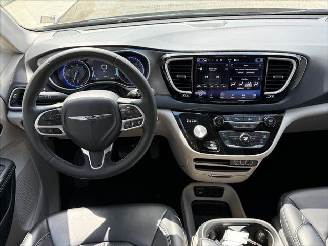 Certified 2023 Chrysler Pacifica Touring-L image 10
