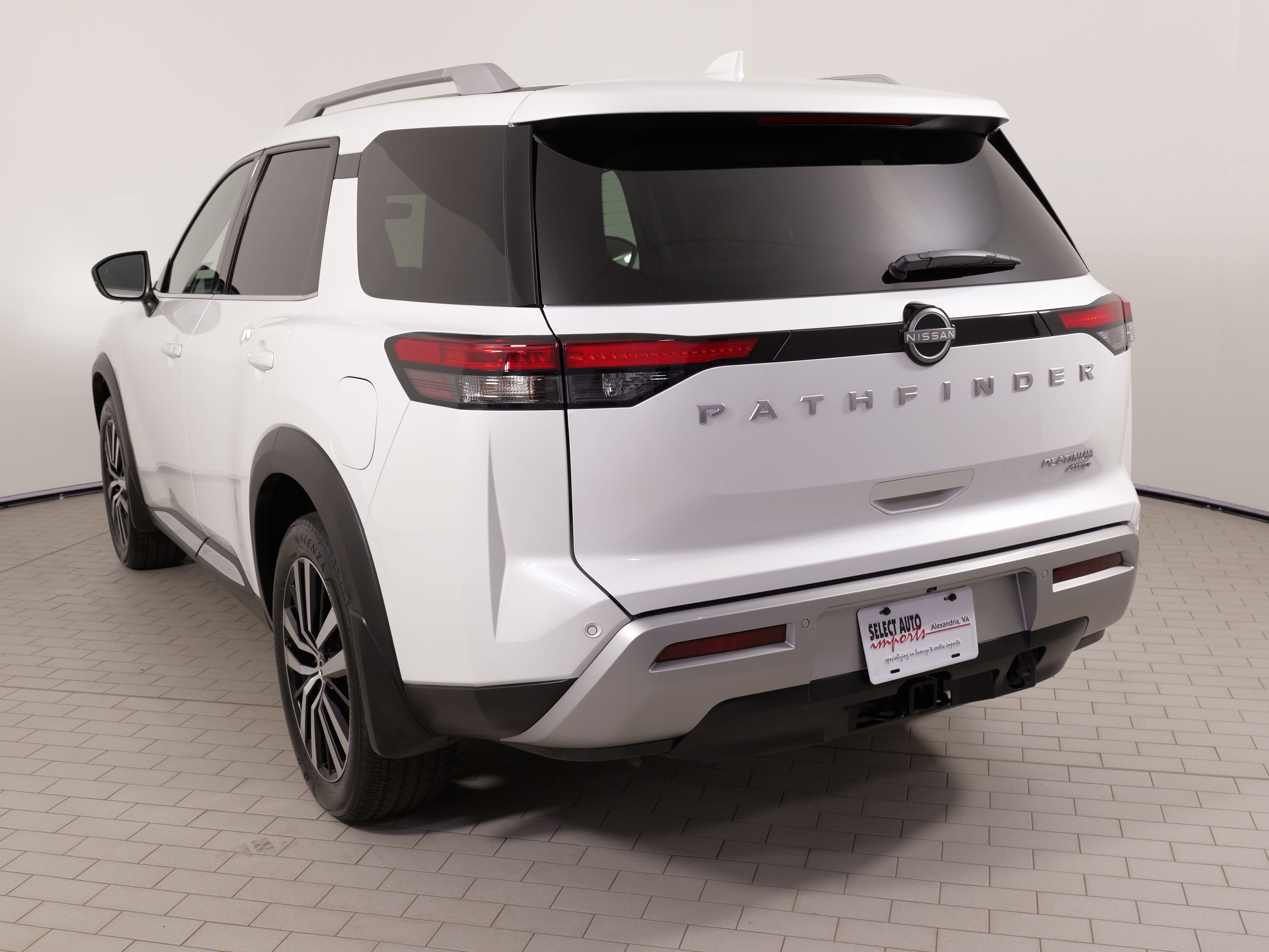 Used 2025 Nissan Pathfinder Platinum AWD/4WD image 16