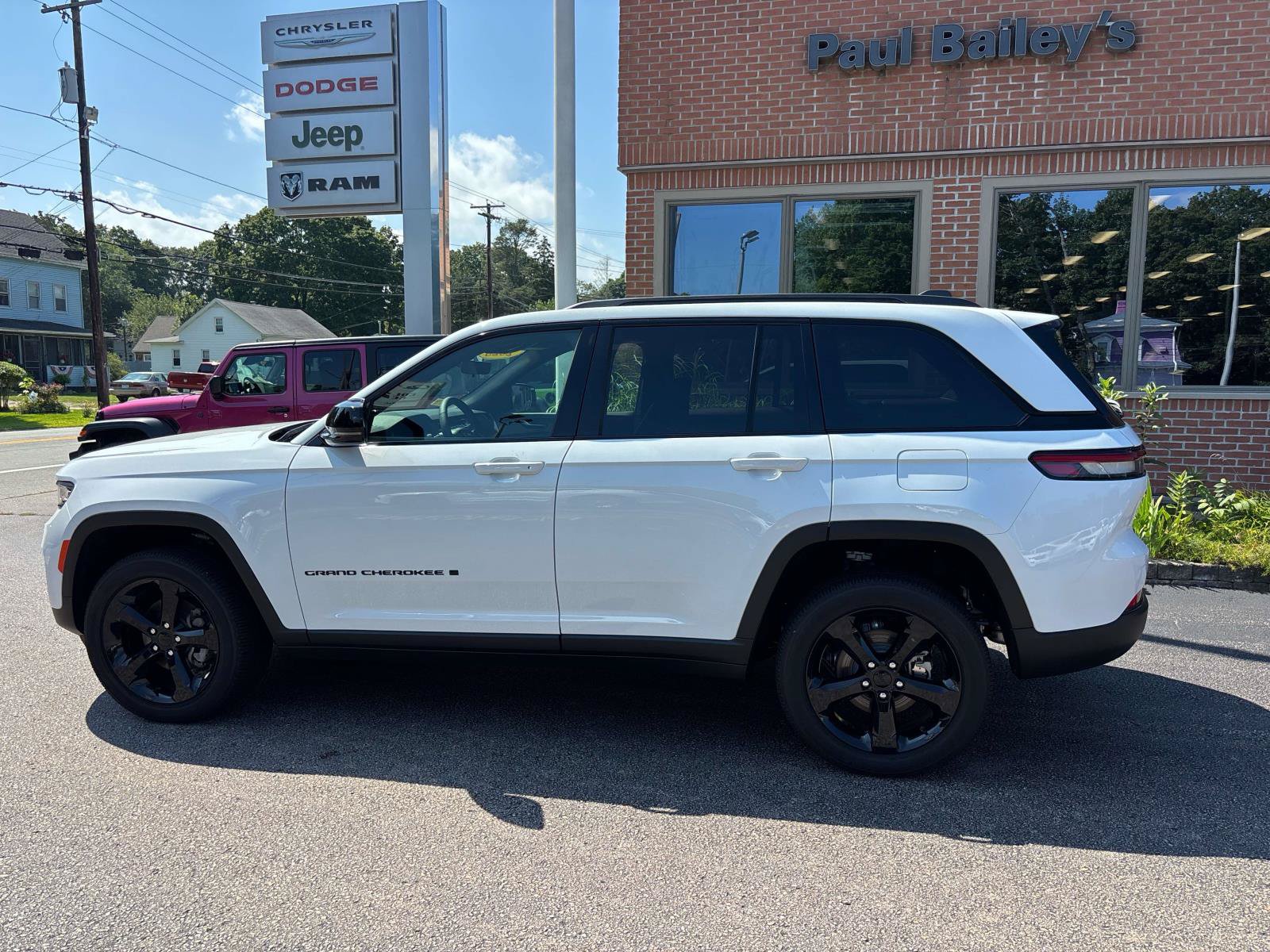 Used 2025 Jeep Grand Cherokee Altitude AWD/4WD image 3