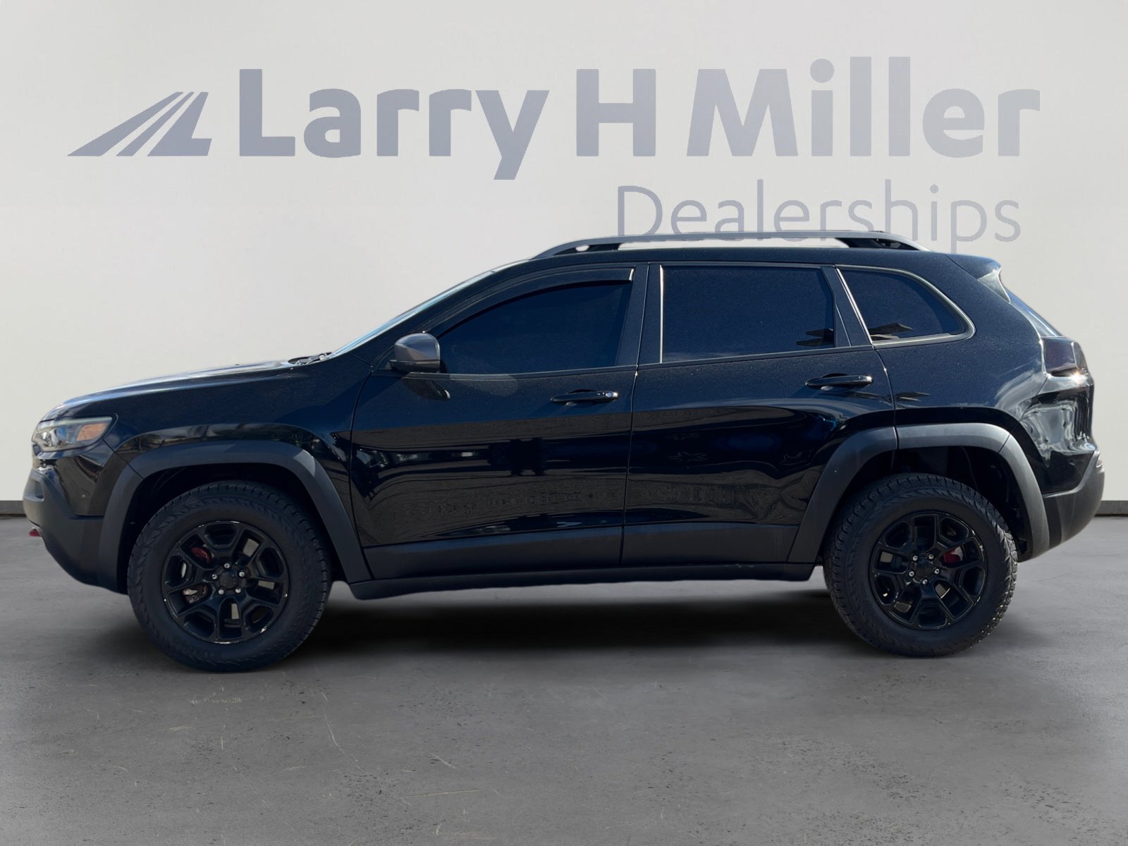 Used 2021 Jeep Cherokee Trailhawk image 2