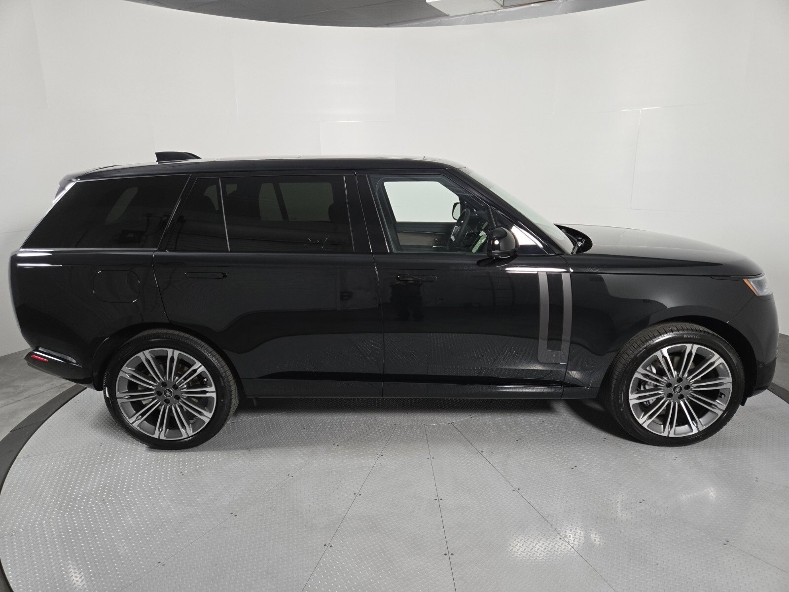 New 2025 Land Rover Range Rover Long Wheelbase SE image 16