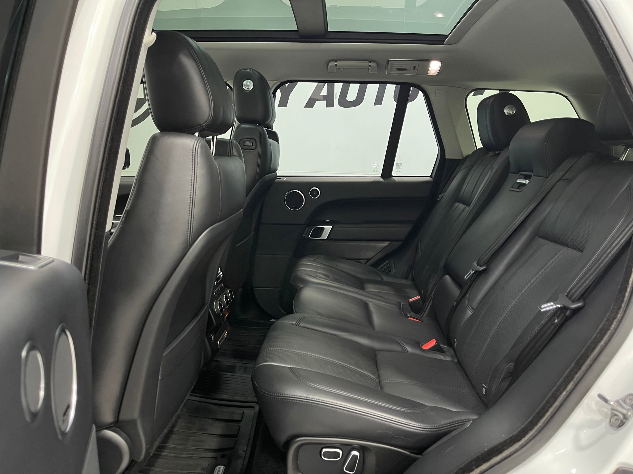 Used 2015 Land Rover Range Rover Supercharged AWD/4WD image 28