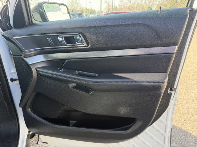 Used 2018 Ford Explorer XLT AWD/4WD image 25