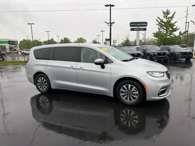 Used 2023 Chrysler Pacifica Touring-L FWD image 3