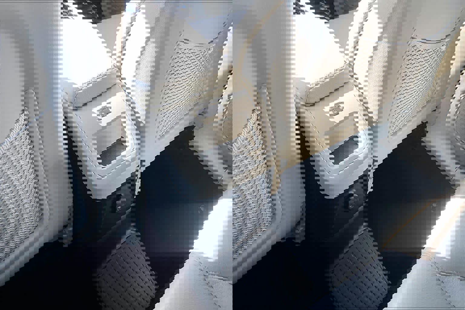 Used 2023 Volvo XC60 T8 Plus w/ Protection Package Premier image 38