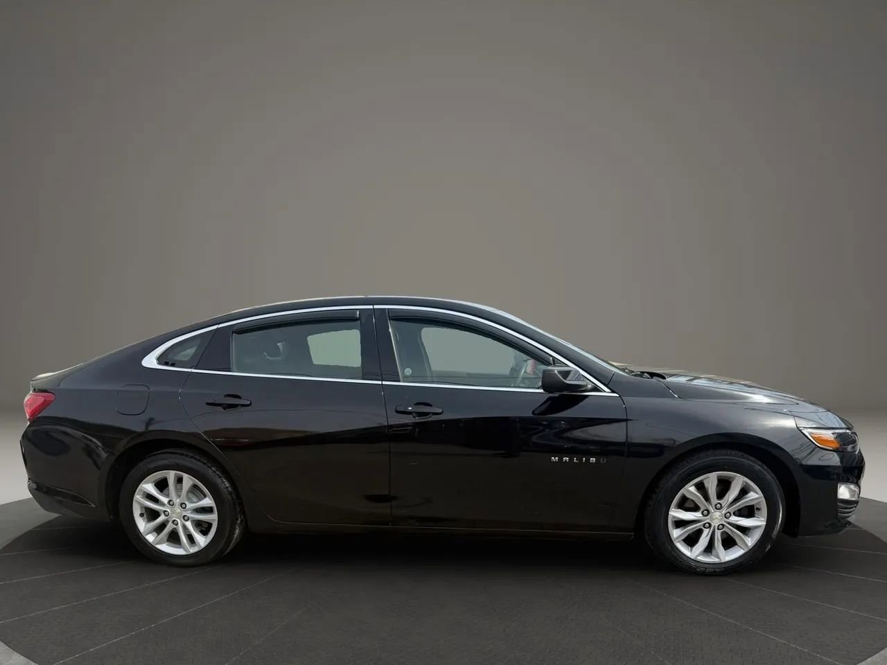 Used 2019 Chevrolet Malibu LT FWD image 4